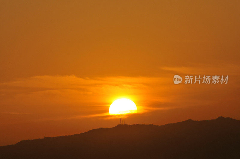 成都龙泉山脉日出时的美丽云景