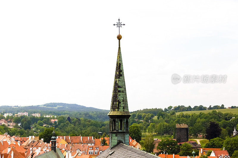 老城区的屋顶上有教堂钟楼，复制空间
