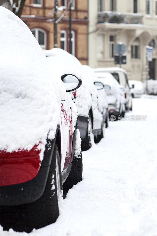 白雪覆盖的面目全非的汽车