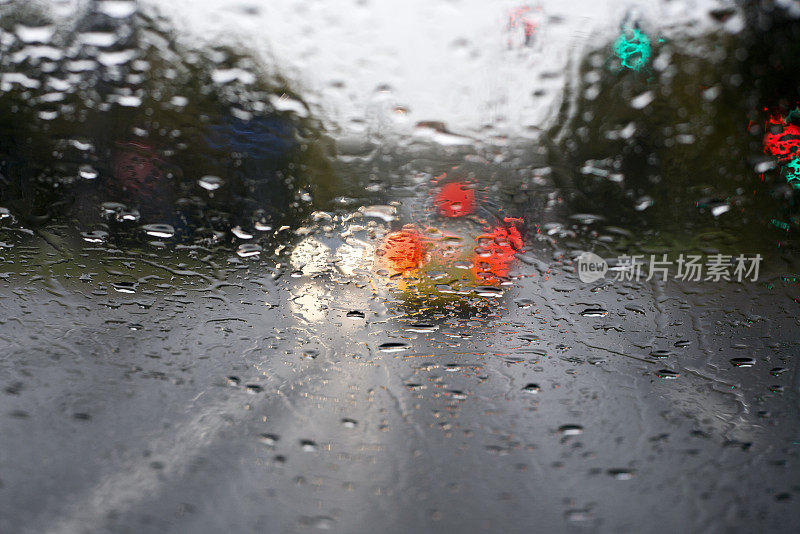 下着雨的马路，透过挡风玻璃看，车水马龙