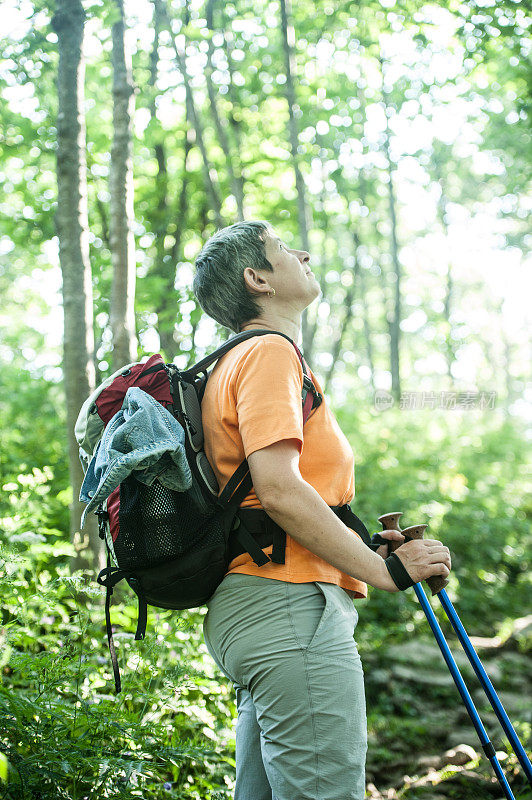 快乐成熟的女人在徒步旅行