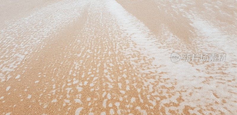 白色的浪花涌向海滩