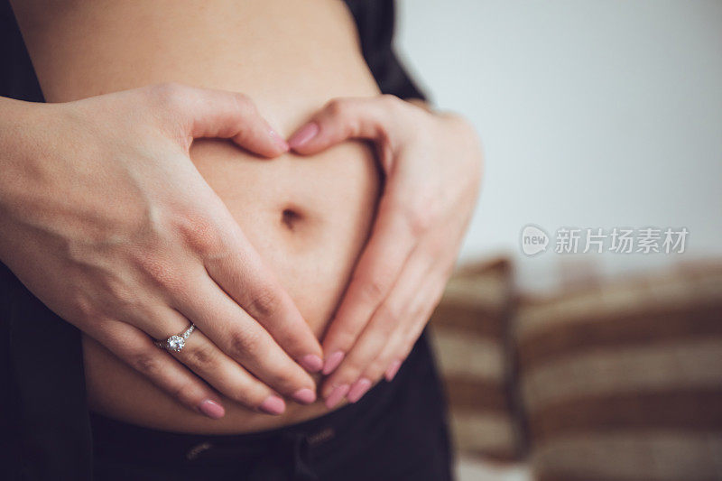 抱着肚子的孕妇