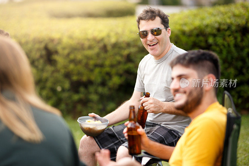一群人聚在一起喝啤酒