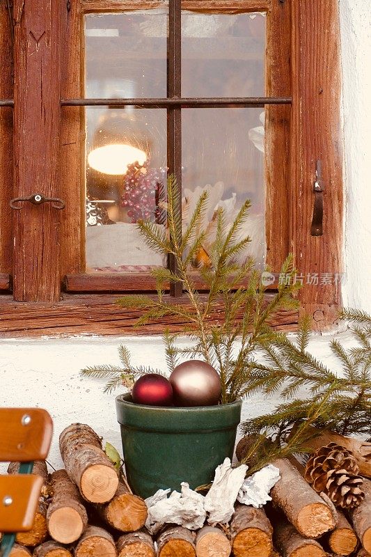 CC-圣诞市场加米施-帕滕基兴，巴伐利亚-一个典型的装饰窗口