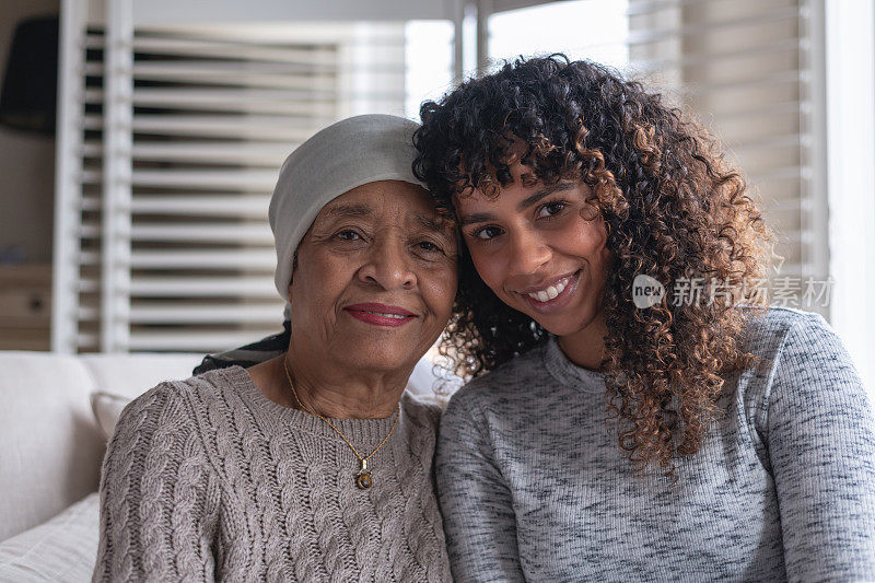 一位身患癌症的老妇人和她的女儿坐在一起