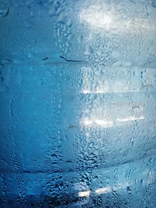 水滴在蓝色的瓶子上