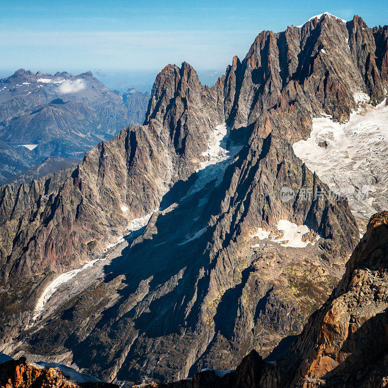美丽的风景鸟瞰老冰川从勃朗峰在法国阿尔卑斯山脉在秋天