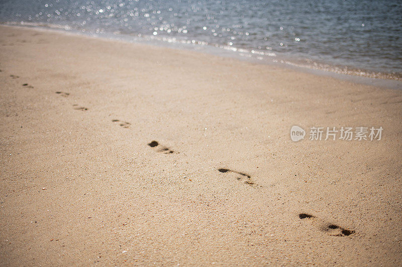 马来西亚兰卡威丹戎茹海滩沙滩上的人类痕迹