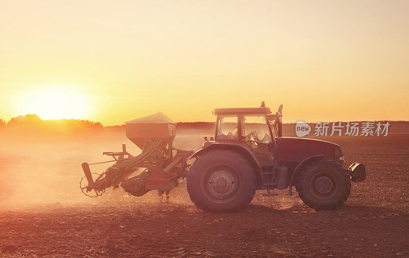 拖拉机在旱地上工作