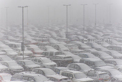 爱丁堡机场的汽车在冬天的雪在苏格兰英格兰英国