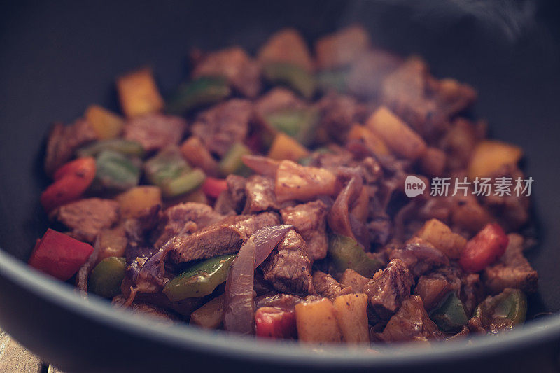 上釉猪肉配蔬菜和水果，特写