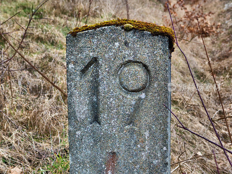19号雕像雕刻在一公里长的石头上，沿着一条废弃的铁路