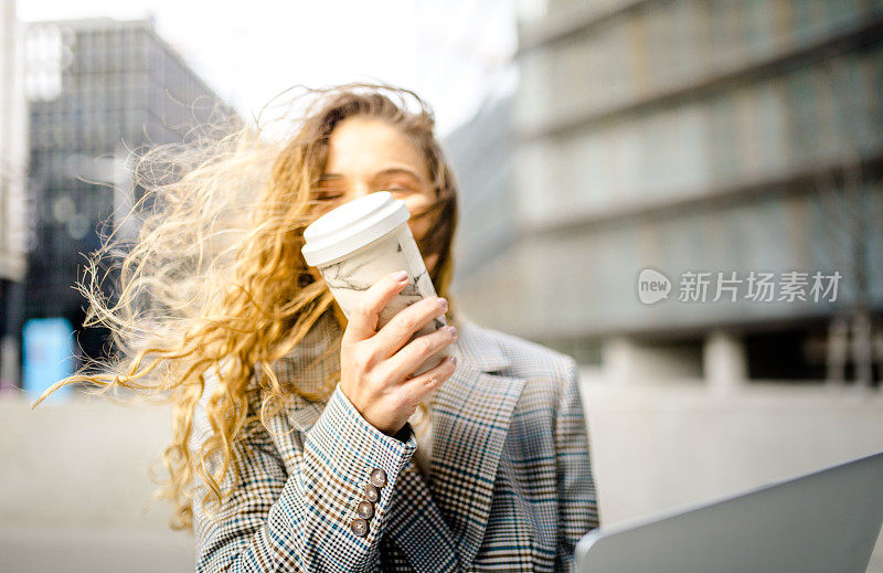 休闲风格的女性在午休时间