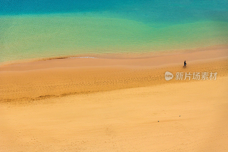 美丽的海滩在加那利岛，拉斯特雷西塔斯，特内里费，西班牙