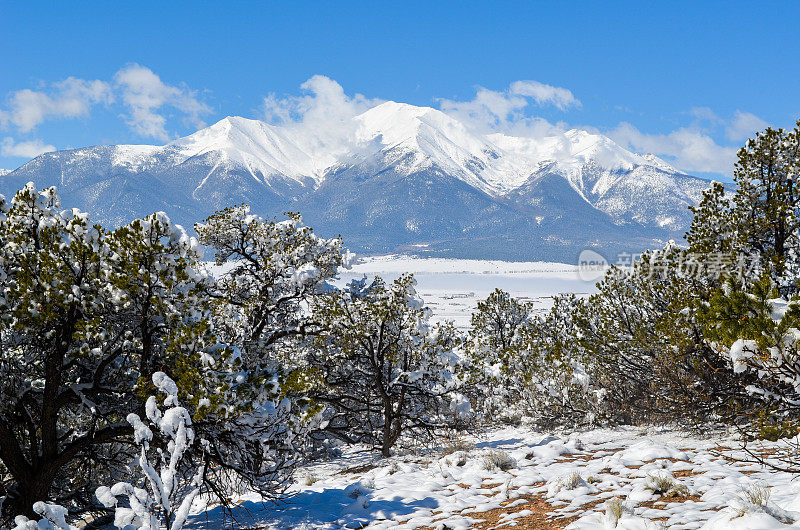 科罗拉多州积雪覆盖的山峰