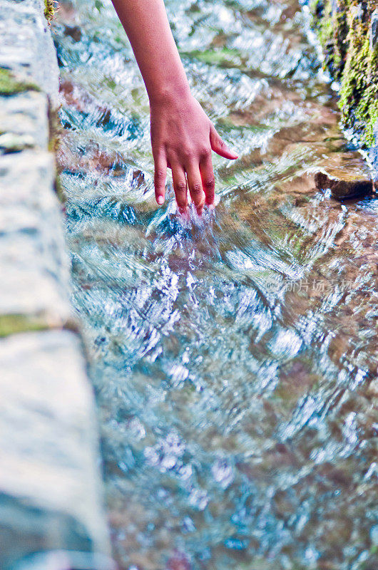 手触水，生命之源