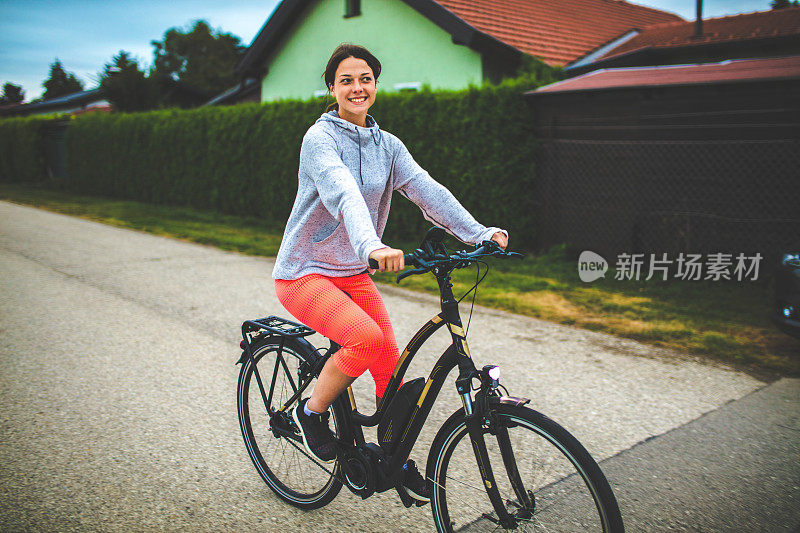 骑着电动自行车的女人