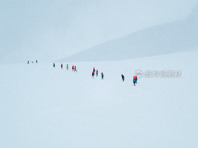 在雪道上徒步旅行的团队