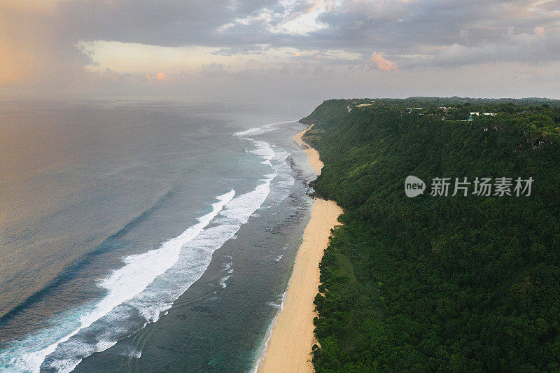 巴厘岛乌鲁瓦图海边的风景鸟瞰图