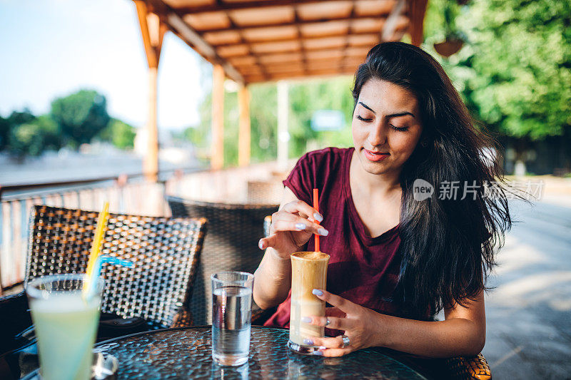 咖啡馆里美丽的吉普赛女郎