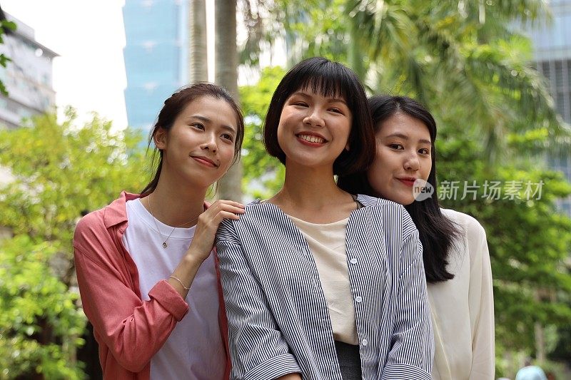 美丽的年轻女性在公园里散步