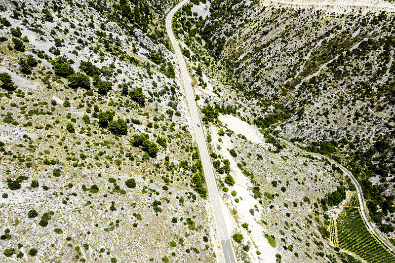 克罗地亚山区公路鸟瞰图