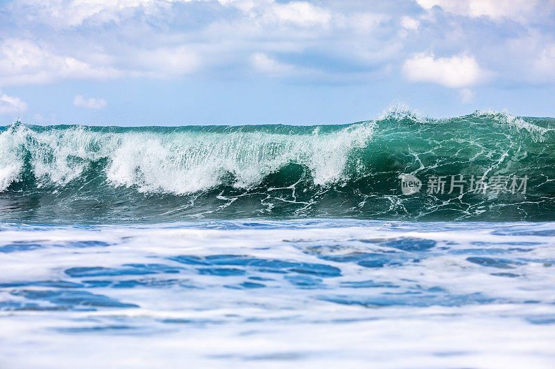 大海中蓝色的波浪。在巴厘岛破浪冲浪