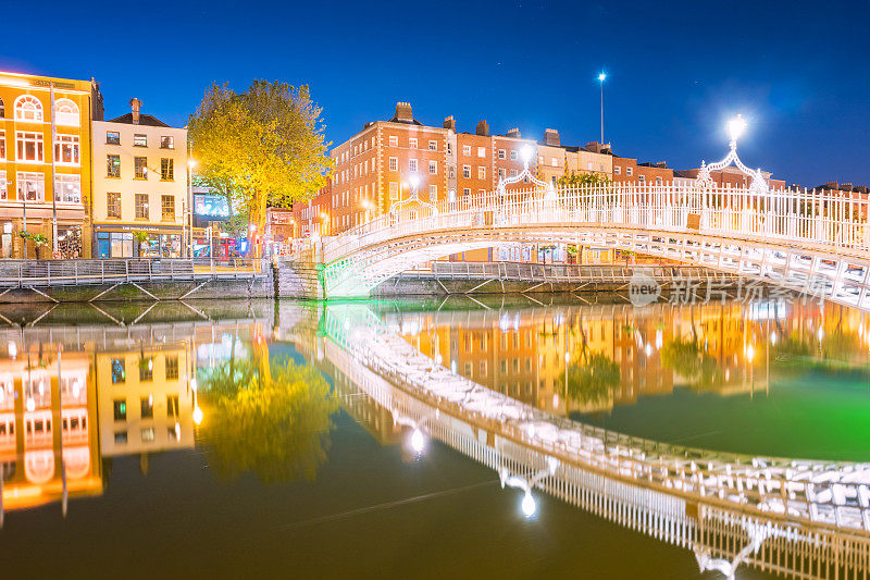 爱尔兰都柏林市中心的哈彭尼桥和利菲河