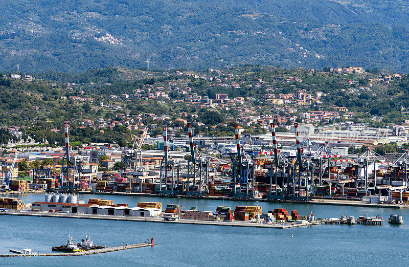 意大利拉斯佩齐亚山脉的军事、商业码头和船只