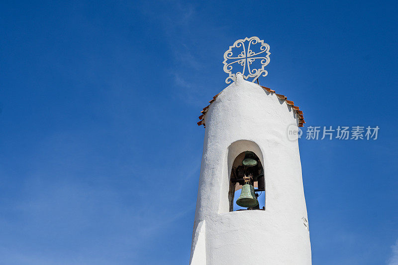 古老的白色钟楼映衬着蔚蓝的天空。波尔图Cervo,撒丁岛