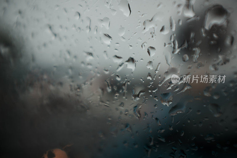 在暴风雨天气透过潮湿的挡风玻璃看