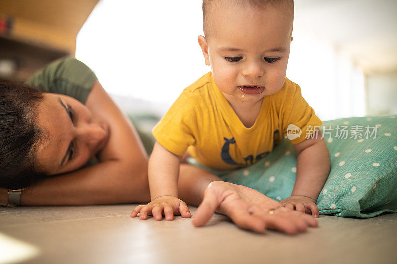 她享受和孩子在一起的每一分钟