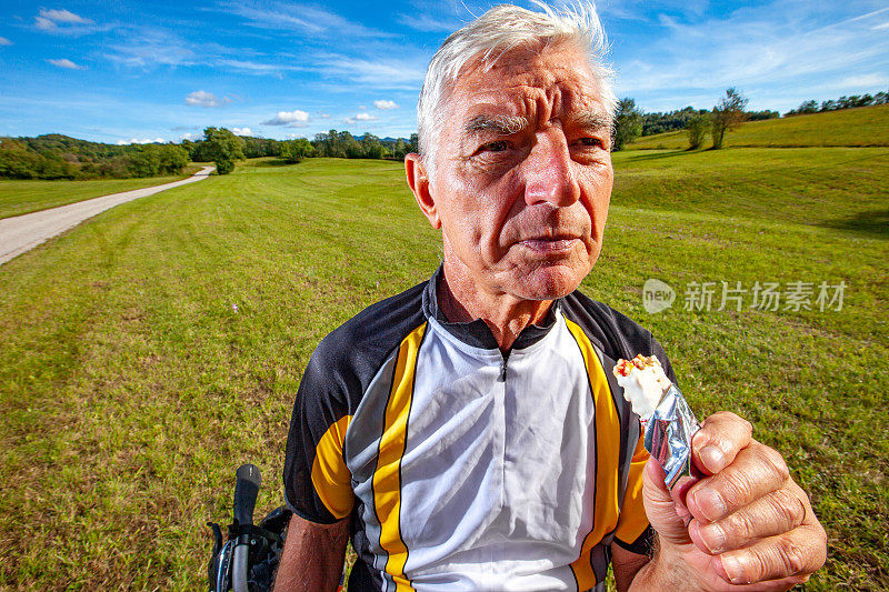 老年男子自行车吃蛋白质棒