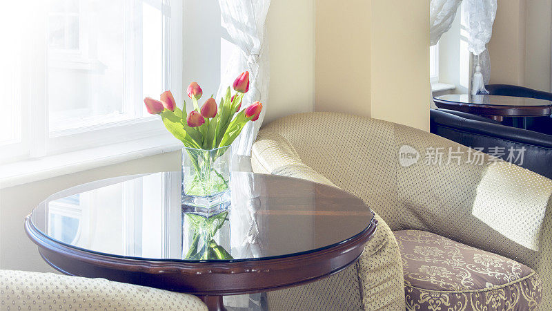 米色复古风格房间部分，桌子，扶手椅，花