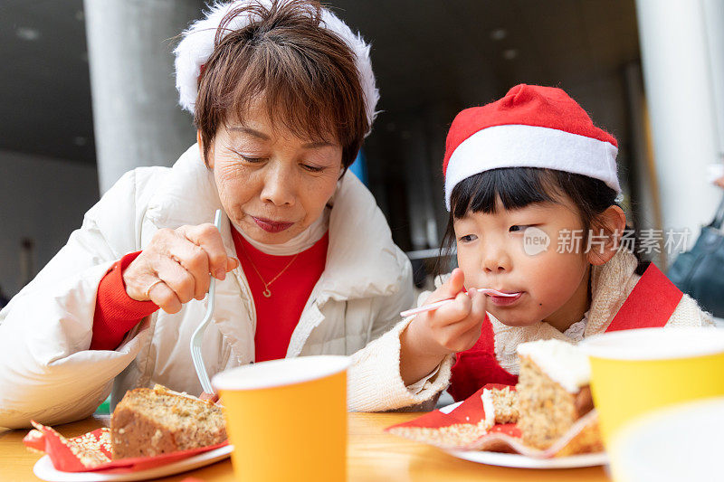 多代同堂享受圣诞节