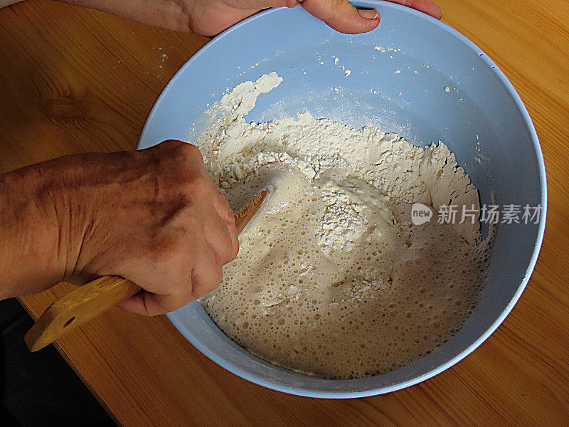 一个女人在厨房里准备生面团