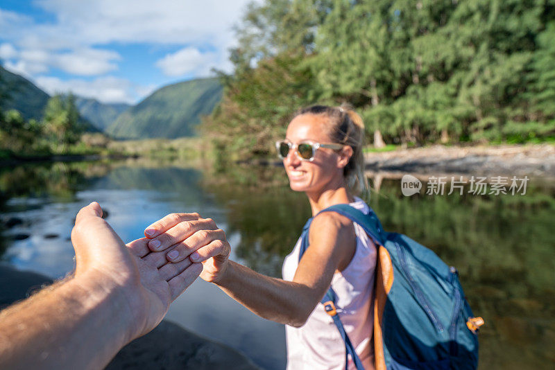 跟随我的概念女人带领男朋友到Waipio山谷