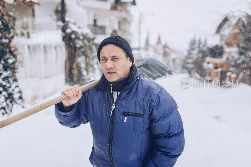 老人清理积雪