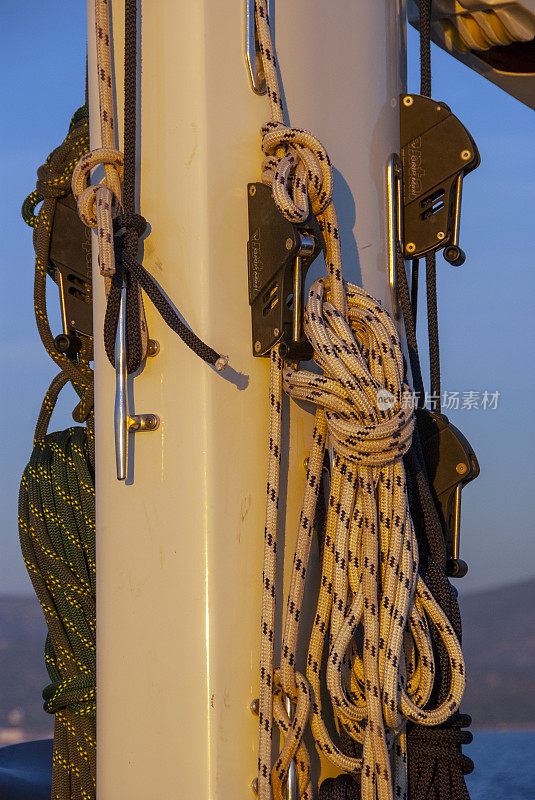 挂在游艇桅杆上的绳子