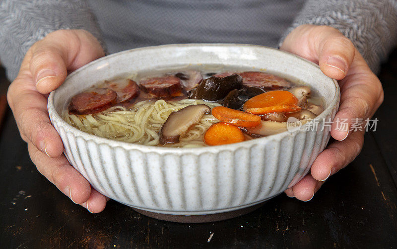 中国自制面条:加香肠、蘑菇和肉汤的汤面