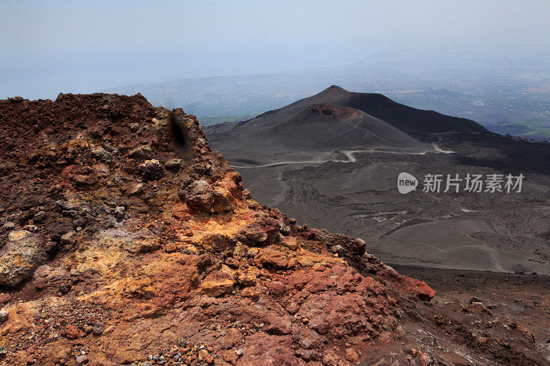 埃特纳火山的硫磺岩石