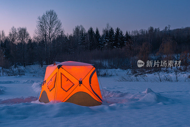 冬天在雪地里搭帐篷露营