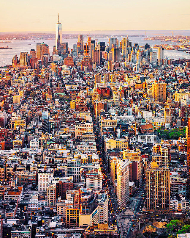 鸟瞰图的天际线在曼哈顿下城纽约美国反射
