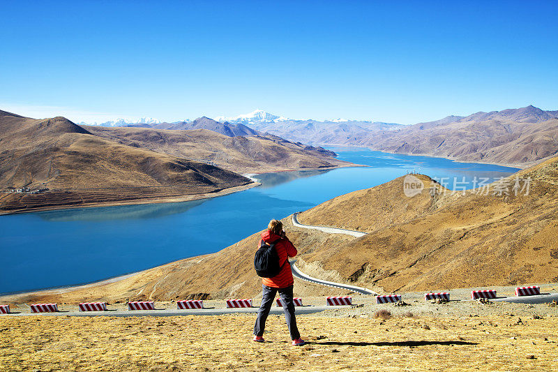 女徒步旅行者拍摄西藏的羊卓雍措湖，喜马拉雅的风景