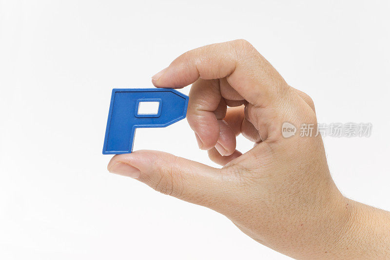 女性手握塑料字母P