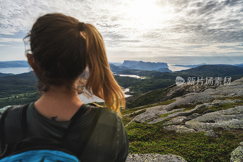 女人的户外冒险:近距离的头发在风的山区荒野