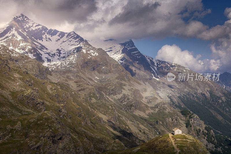 教堂之上的田园式的意大利阿尔卑斯山景观-大天堂，意大利