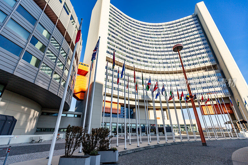 在一个阳光明媚的日子里，奥地利维也纳的联合国大楼悬挂着旗帜。水平方向