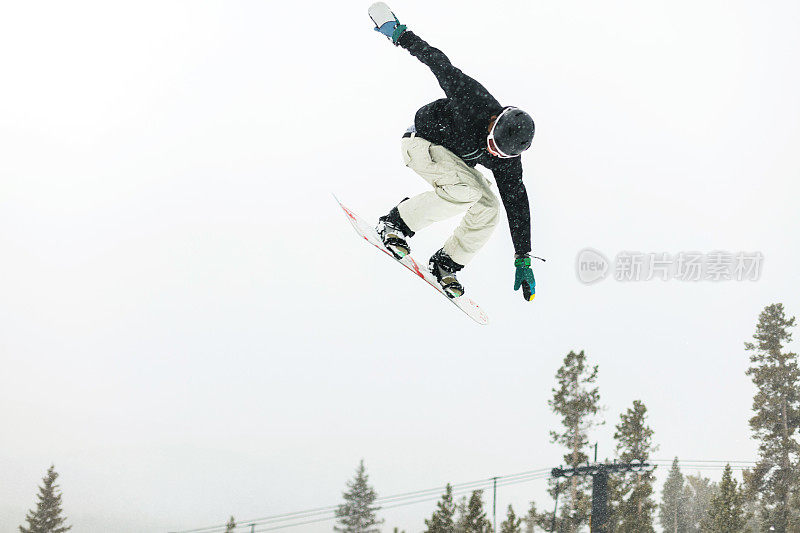 在科罗拉多州落基山脉的滑雪度假村小镇滑雪和单板滑雪活动